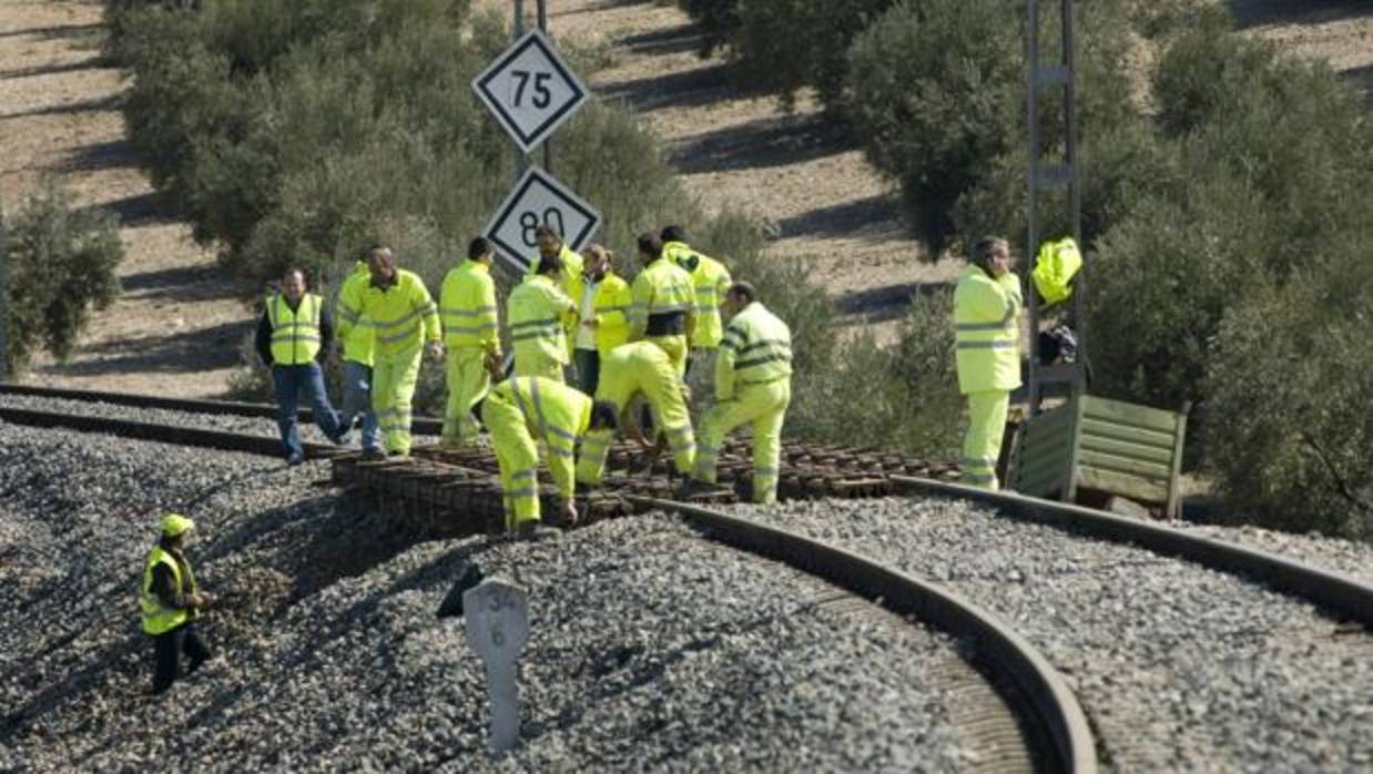 Operarios de Adif trabajan en las vías ferroviarias a su paso por Jaén