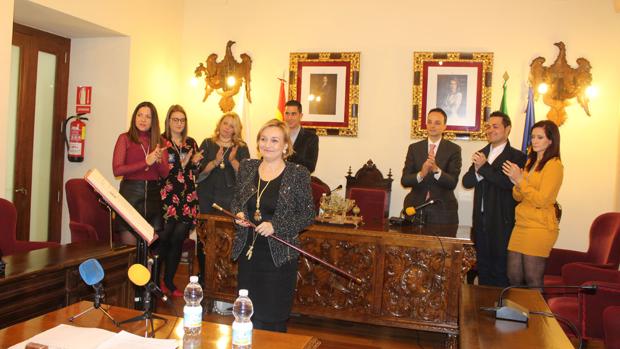 María José Ayuso, nueva alcaldesa de Aguilar de la Frontera con la ausencia de la oposición y del exalcalde