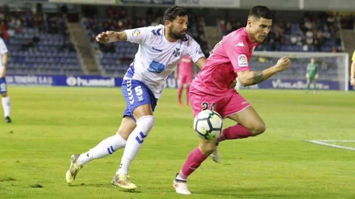 Narváez intenta marcharse en velocidad en un momento del CD Tenerife-Córdoba CF
