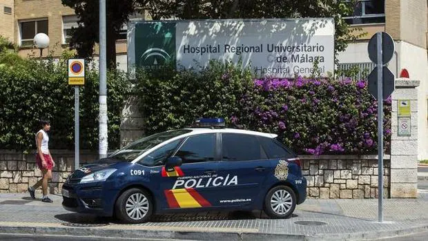 Un coche de la Policia Nacional a las puertas del Hospital Regional de Málaga