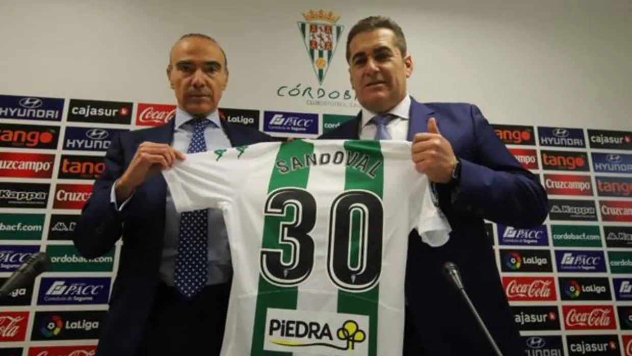 Luis Oliver posa junto a José Ramón Sandoval con el dorsal 30 en la camiseta del Córdoba CF