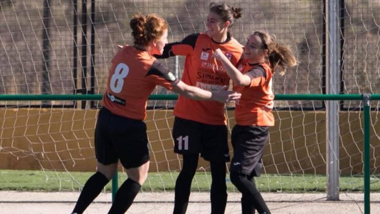 Tres jugadores de El Naranjo celebran un gol