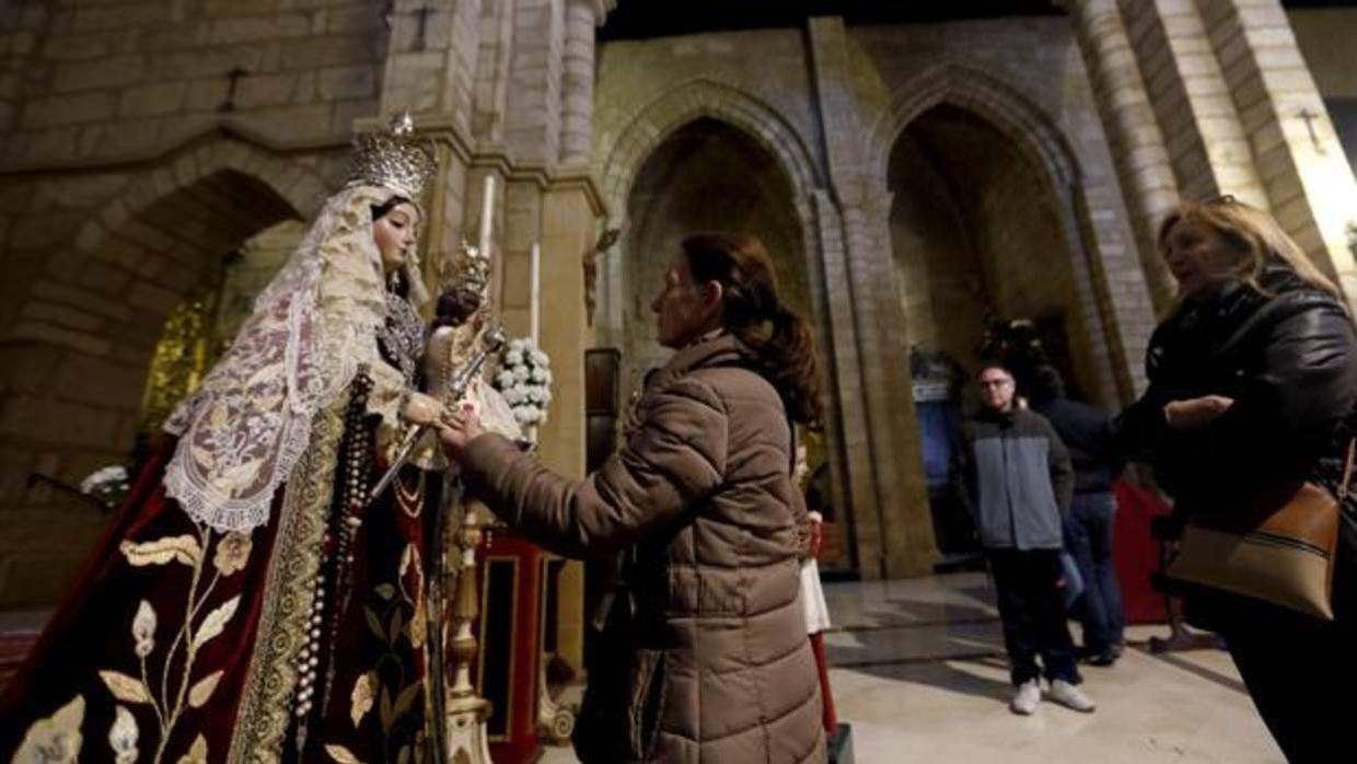 Besamanos de la Virgen de los Remedios