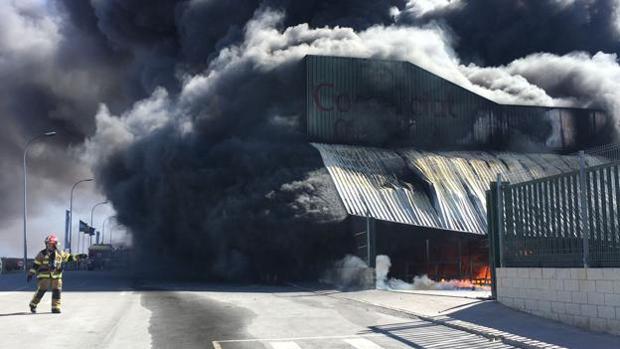 Un incendio calcina varias naves industriales en Granada