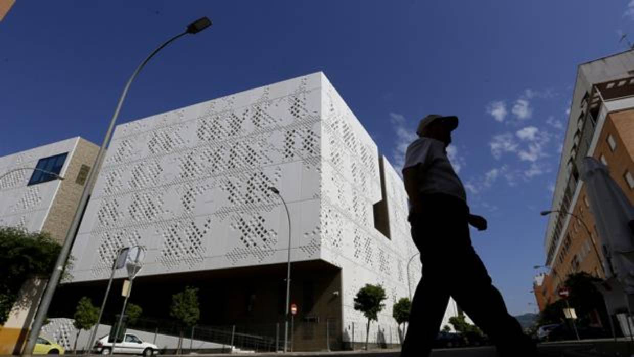 Uno hombre pasa delante de la Ciudad de la Justicia de Córdoba