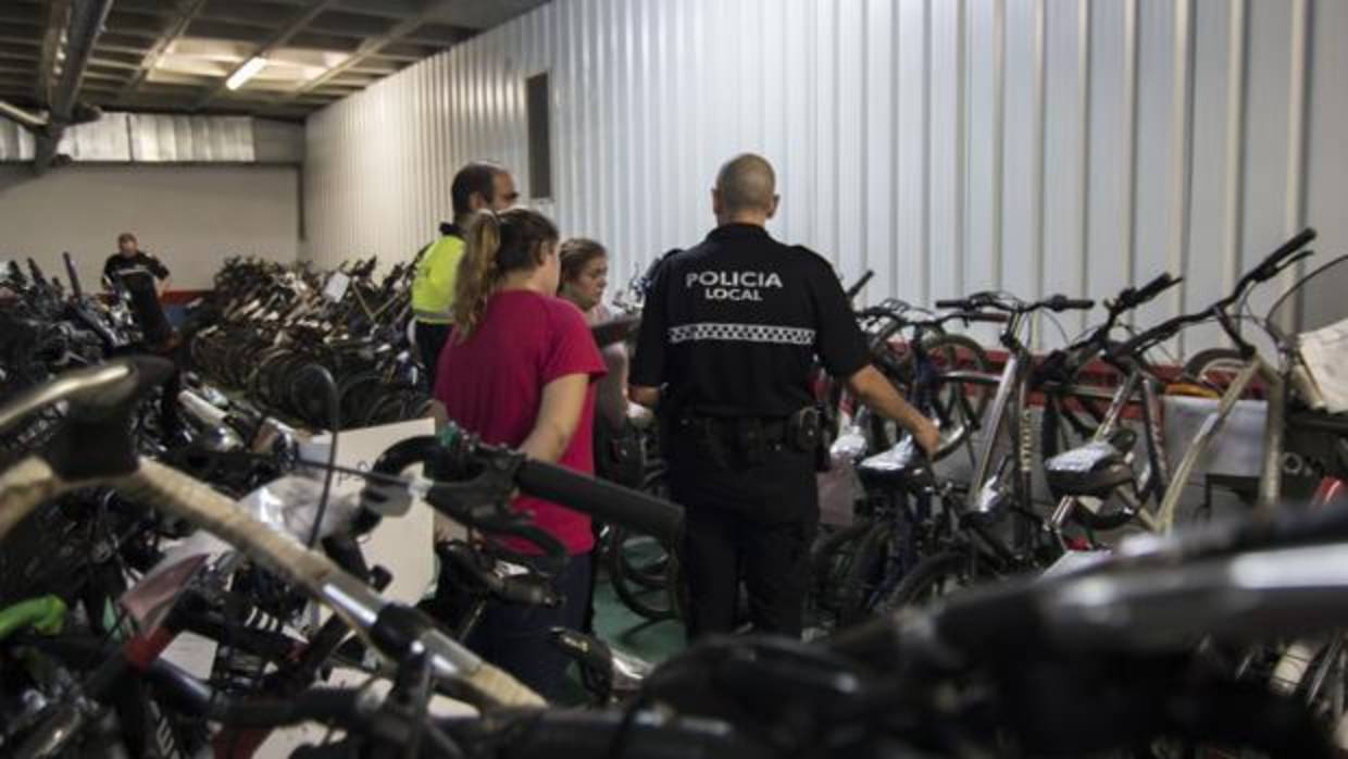 Imagen de archivo de una exposición en la Policía Lccal de Sevilla de bicis robadas