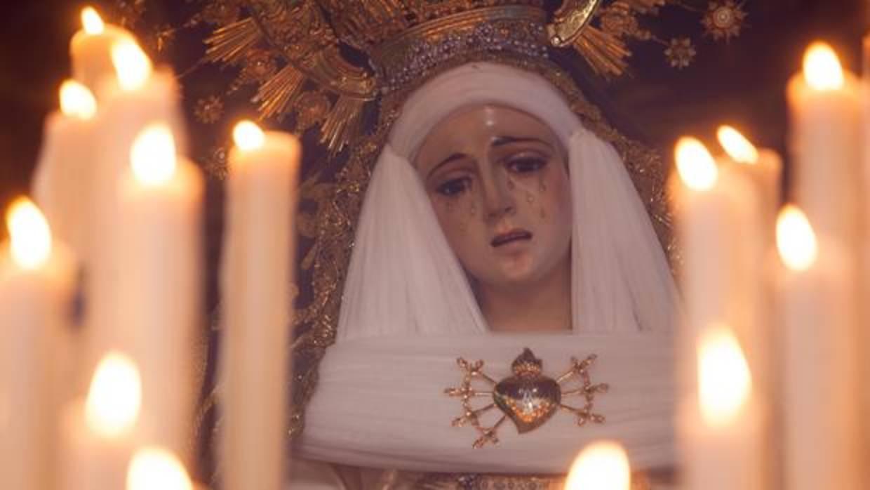 Nuestra Señora de las Lágrimas en su Desamparo, en su paso de palio