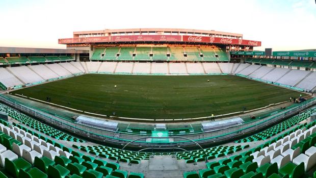 El césped del estadio El Arcángel, listo para el Córdoba CF-Granada CF