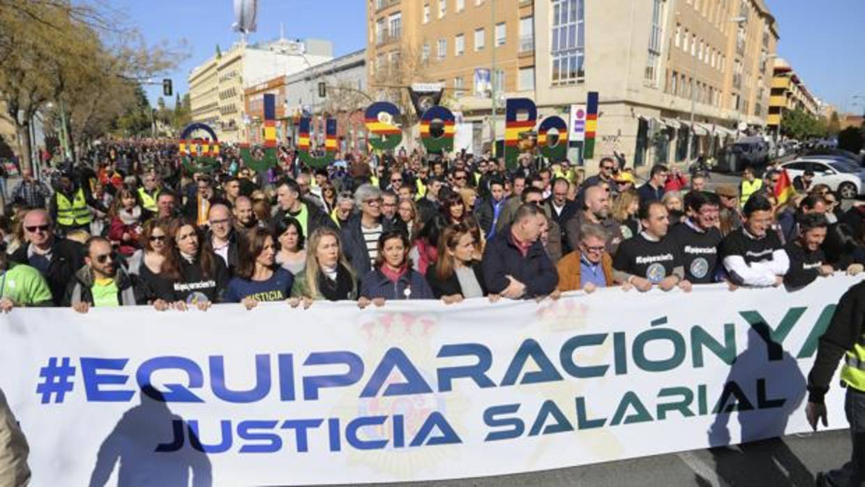 Manifestación de los policías y guardias civiles por la equiparación salarial en Sevilla