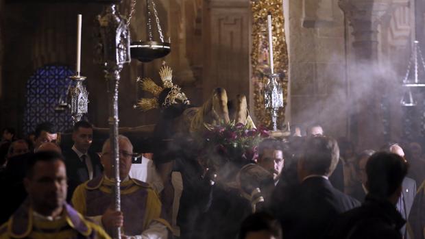 Solemnidad trinitaria en el Vía Crucis del Cristo de Gracia de Córdoba