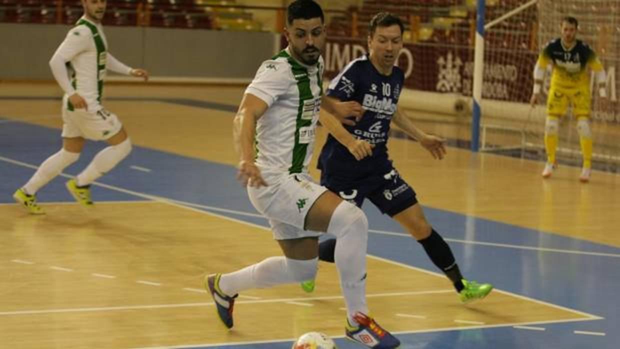 Jesús Rodríguez conduce la pelota ante Marci en el Itea-Noia