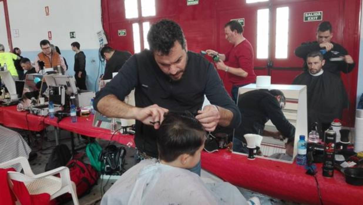 Algunos de los «Peluqueros y barberos solidarios» de Huétor Tajar y alrededores, en acción