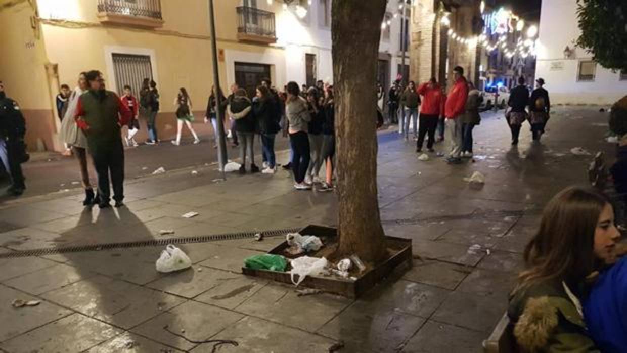 Jóvenes de botellón en el casco histórico