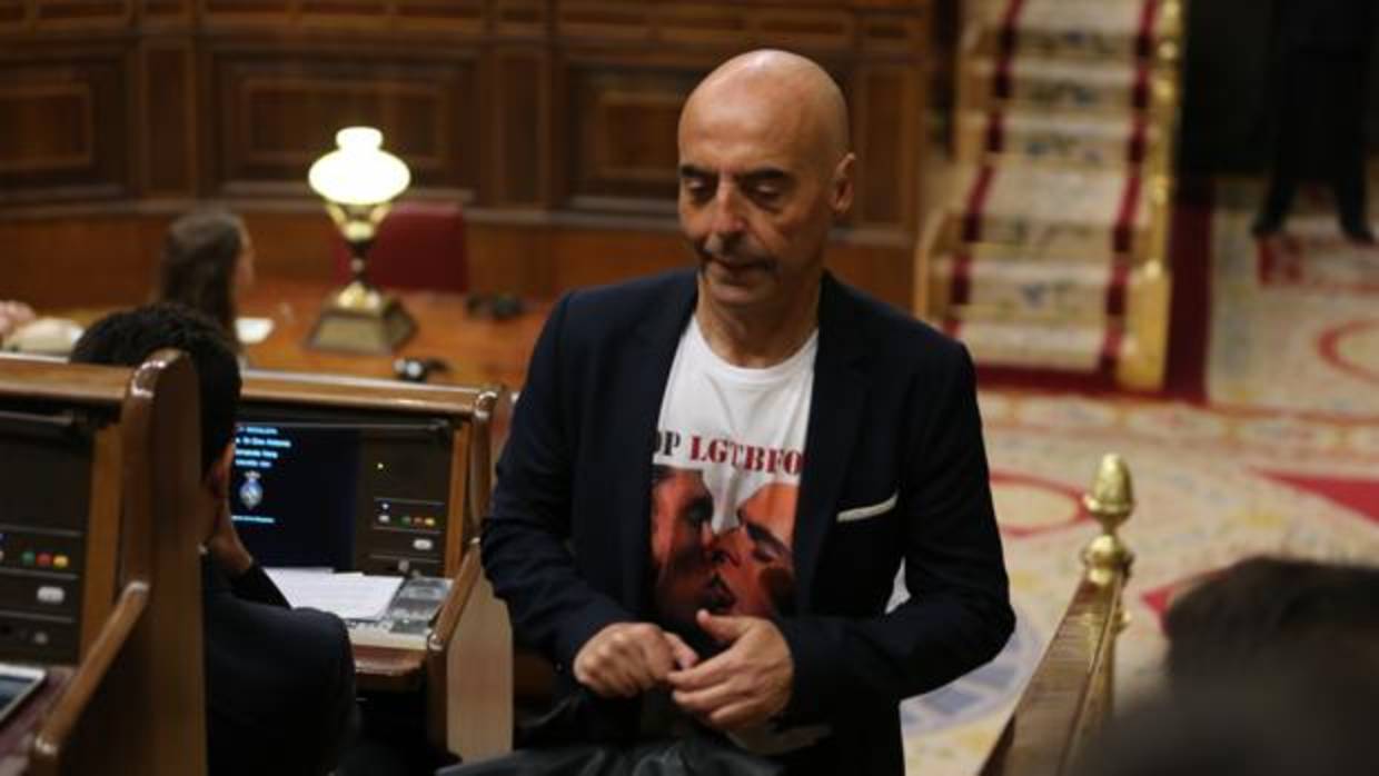 Antonio Hurtado, con una camiseta contra la lgtbfobia en el Congreso