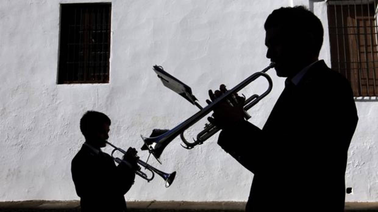 Músicos de la banda de la Esperanza de Córdoba en la plaza de Capuchinos