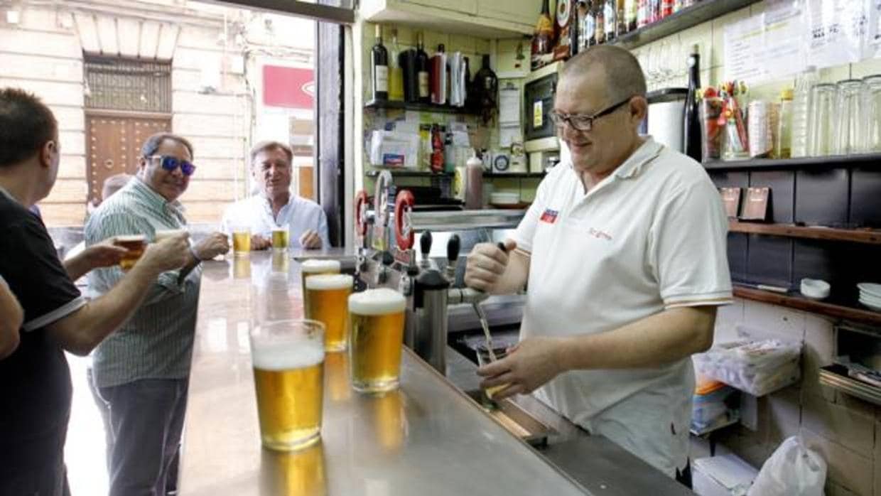 Cañas de cerveza sobre la barra del Bar Correo de Córdoba