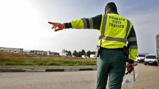 Tres muertos tras salirse de la vía y chocar un coche contra un árbol en Huelva