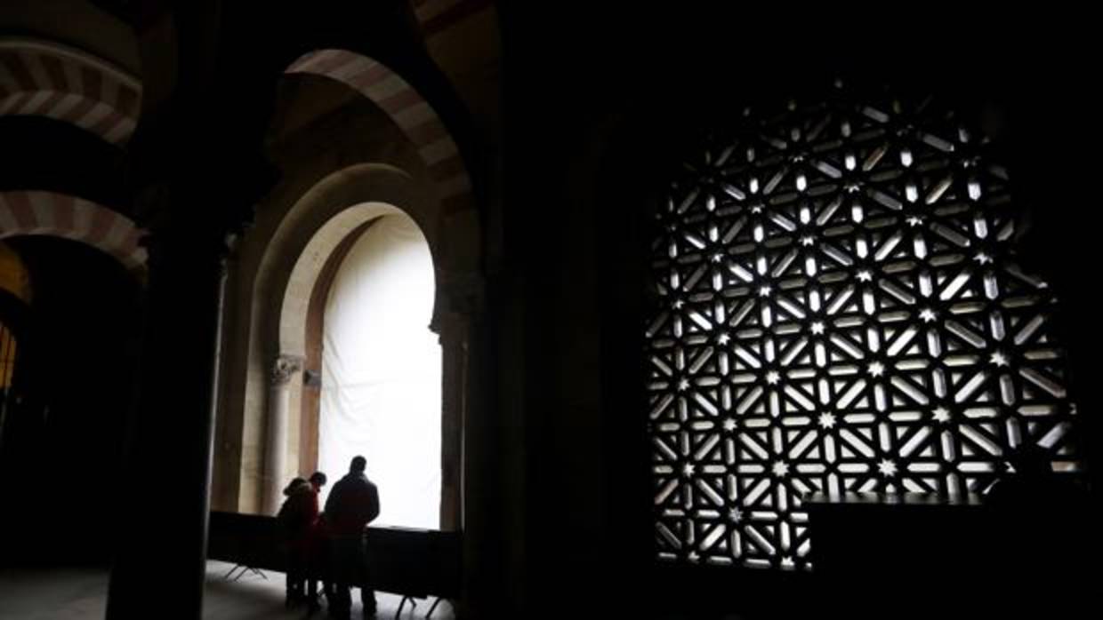 Visitantes a la Mezquita-Catedral junto a la segunda puerta