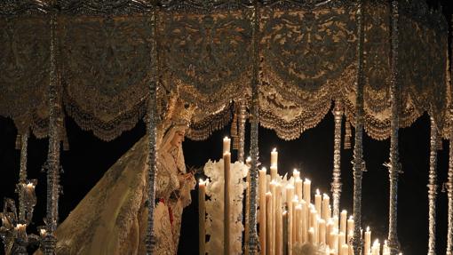 La Virgen de la Paz con su manto de plata