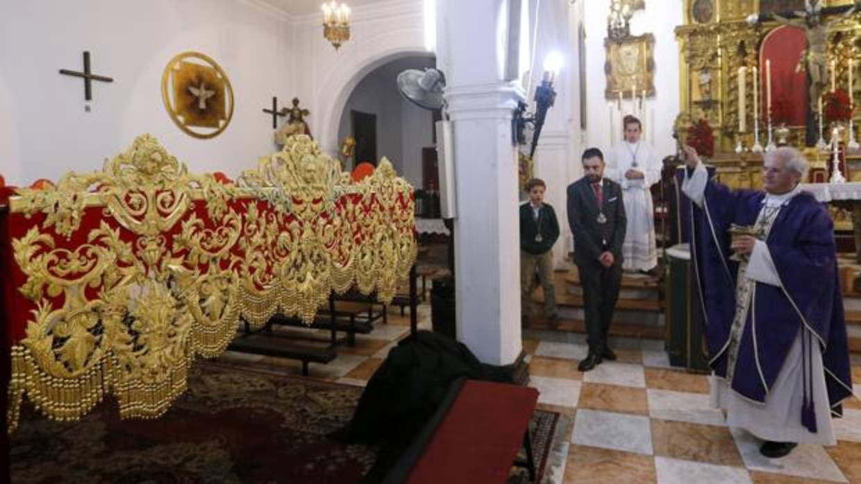 Bendición, en la iglesia de Santa Victoria, de la bambalina de la Virgen de la Salud de Córdoba