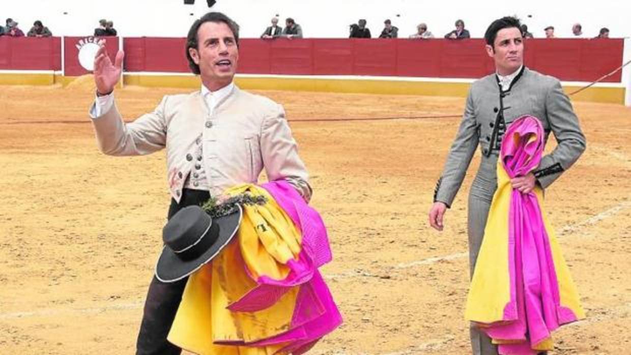 Finito de Córdoba saluda al público tras cortar una de las dos orejas