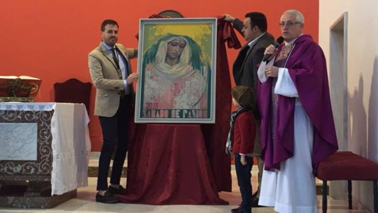 Presentación del cartel de la Virgen de la O de Córdoba, con el autor a la derecha de la imagen