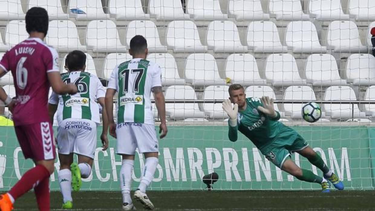 El portero del Córdoba CF Pawel Kieszek para el penalti de Gianniotas al Valladolid este domingo