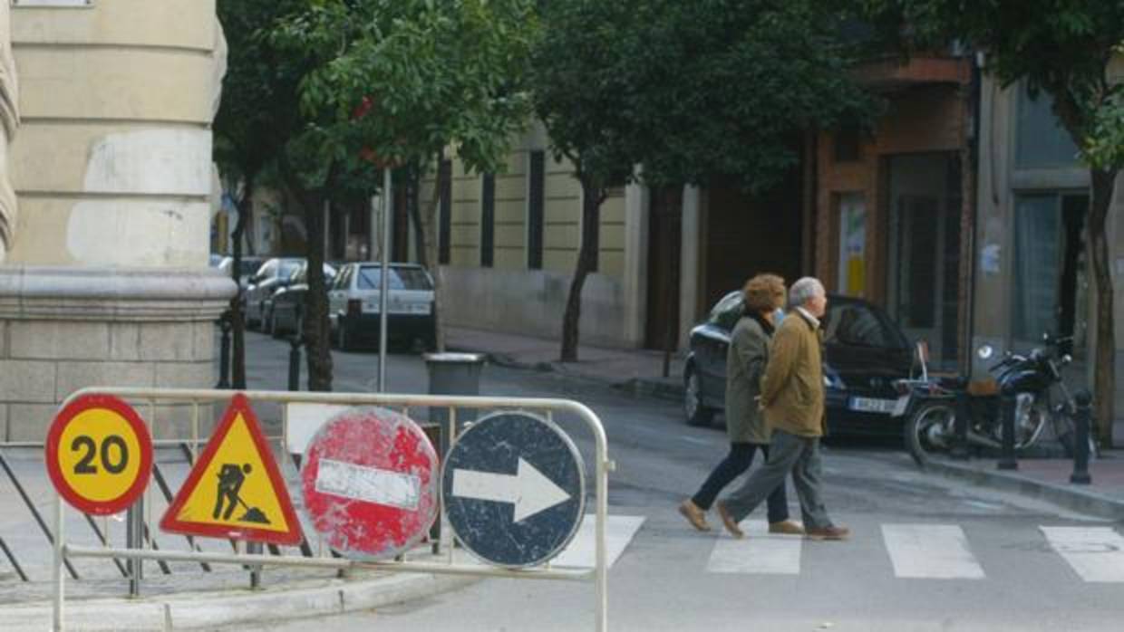 Imagen de una calle cortada por obras en Córdoba