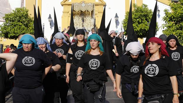 Inmaculada Aranda: «Ya nadie se extraña de ver una mujer costalera»