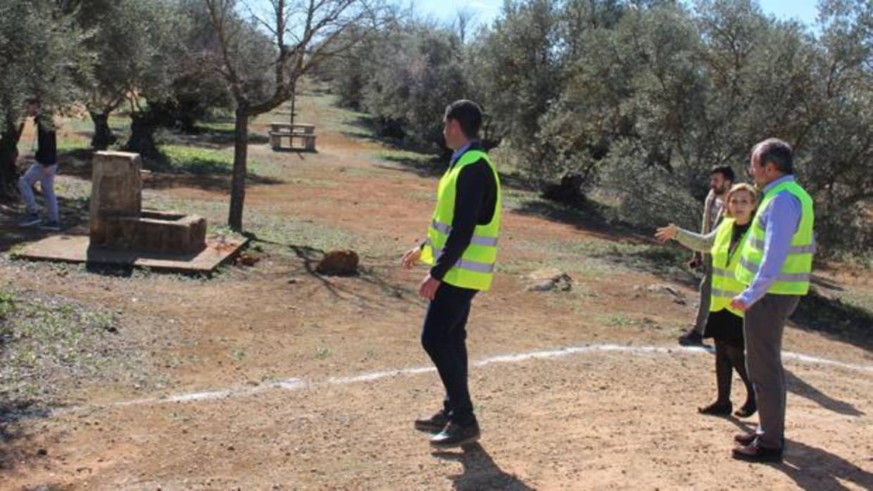 El concejal Jesús Encabo junto al delegado de Medio Ambiente en el área cercana a la laguna