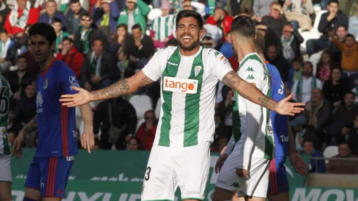 El defensa del Córdoba CF Aythami Artiles, en el último partido ante el Oviedo
