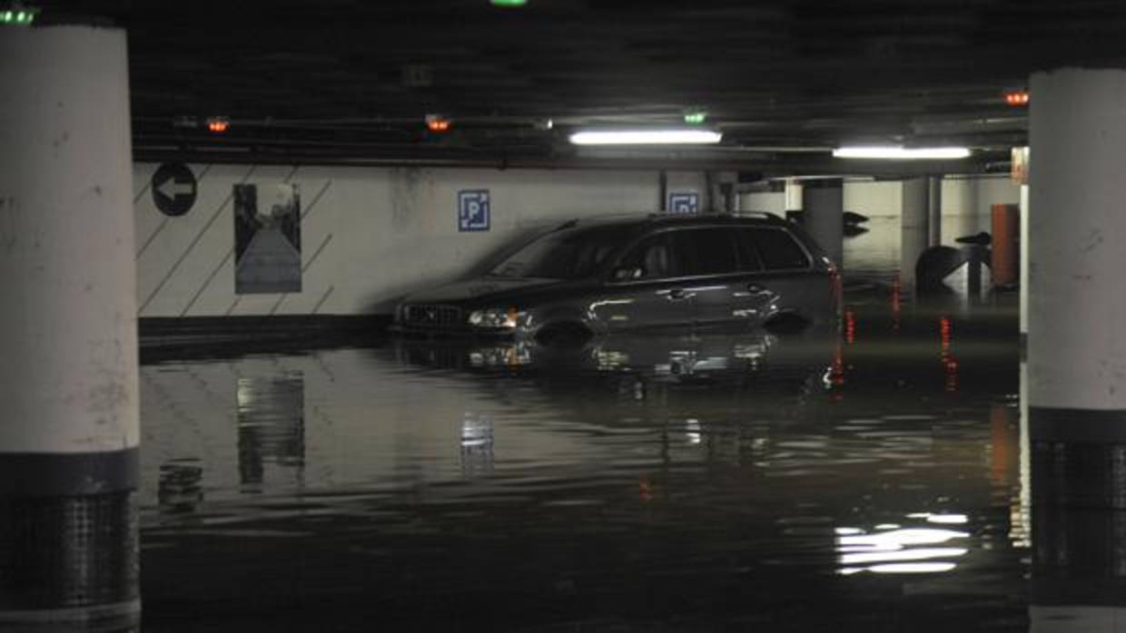 Un aparcamiento de Málaga inundado