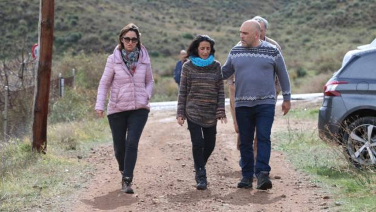 La madre del niño, junto a familiares y amigos en la localida de Níjar