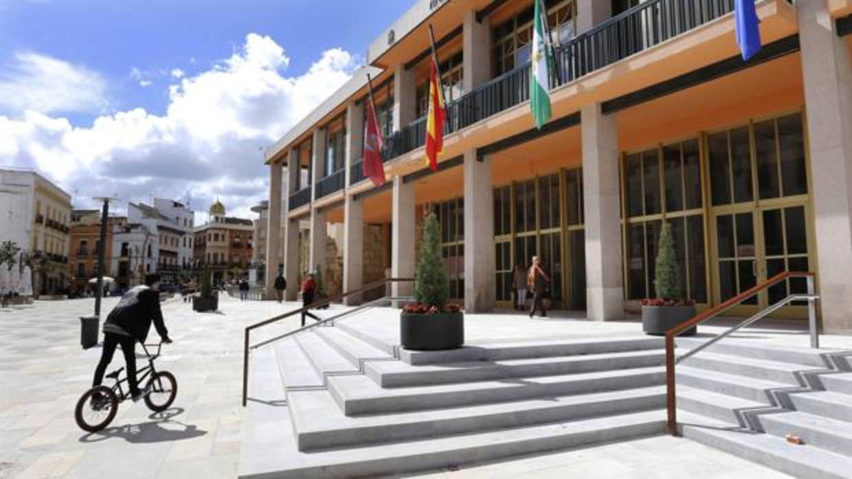 Entrada al Ayuntamiento de Cóprdoba por la calle Capitulares