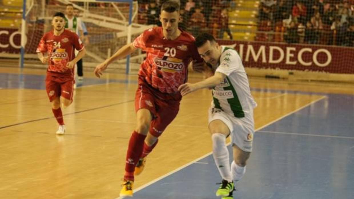 Antoñito intenta progresar contra Darío, jugador de ELPozo Ciudad de Murcia
