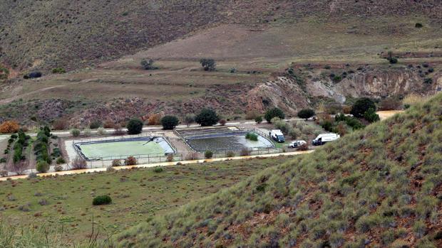 Niño desaparecido en Níjar: Acaba sin éxito la búsqueda de Gabriel en la depuradora donde apareció la camiseta