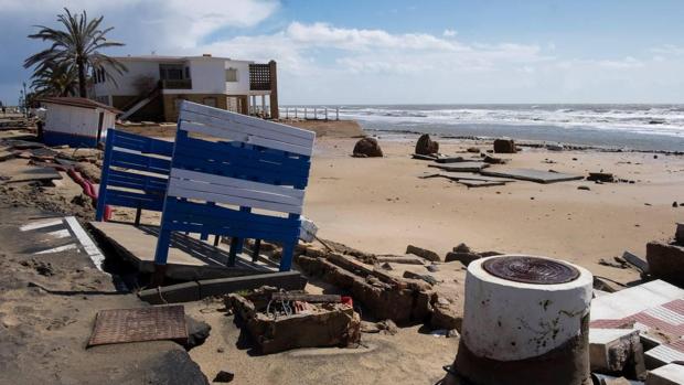 El Gobierno andaluz prevé que las playas arrasadas por el temporal no estarán listas en Semana Santa