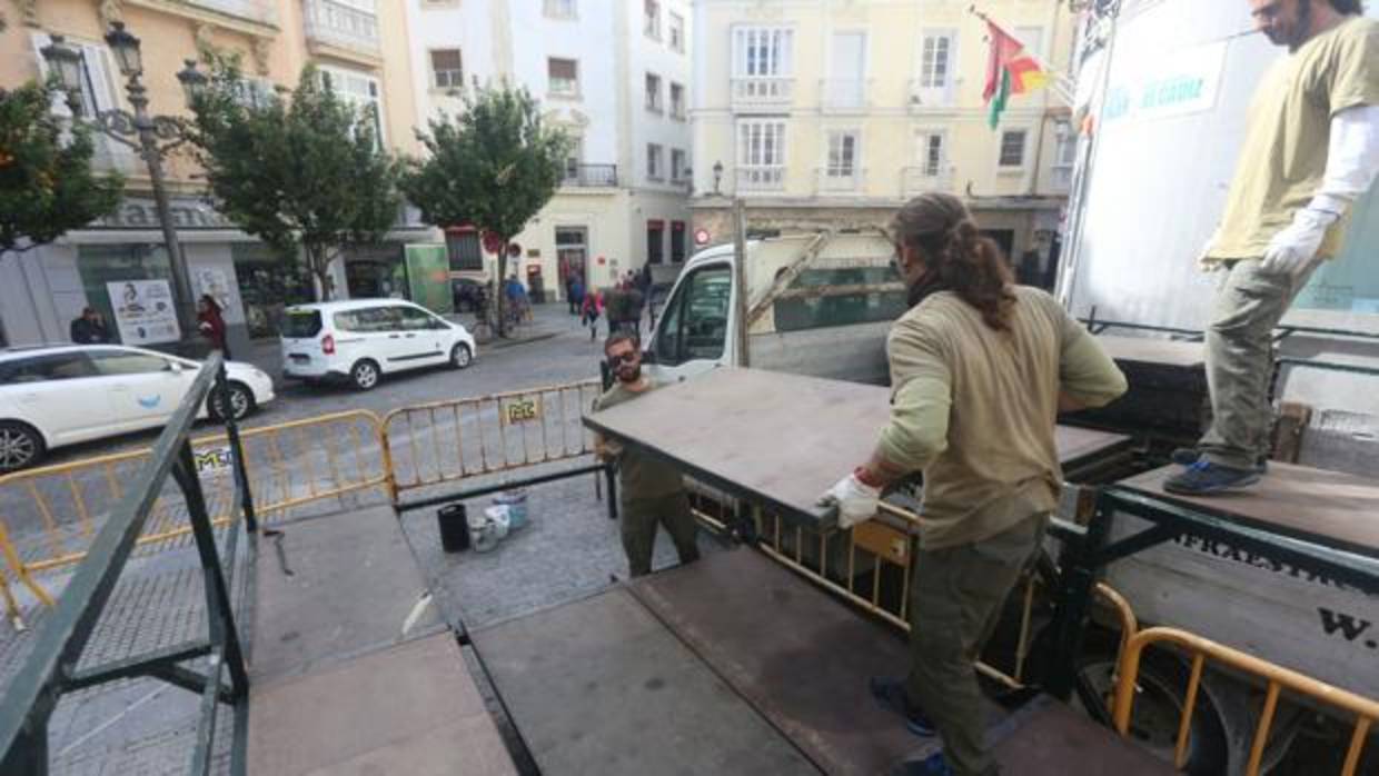 Los operarios, instalando la tribuna del Palillero