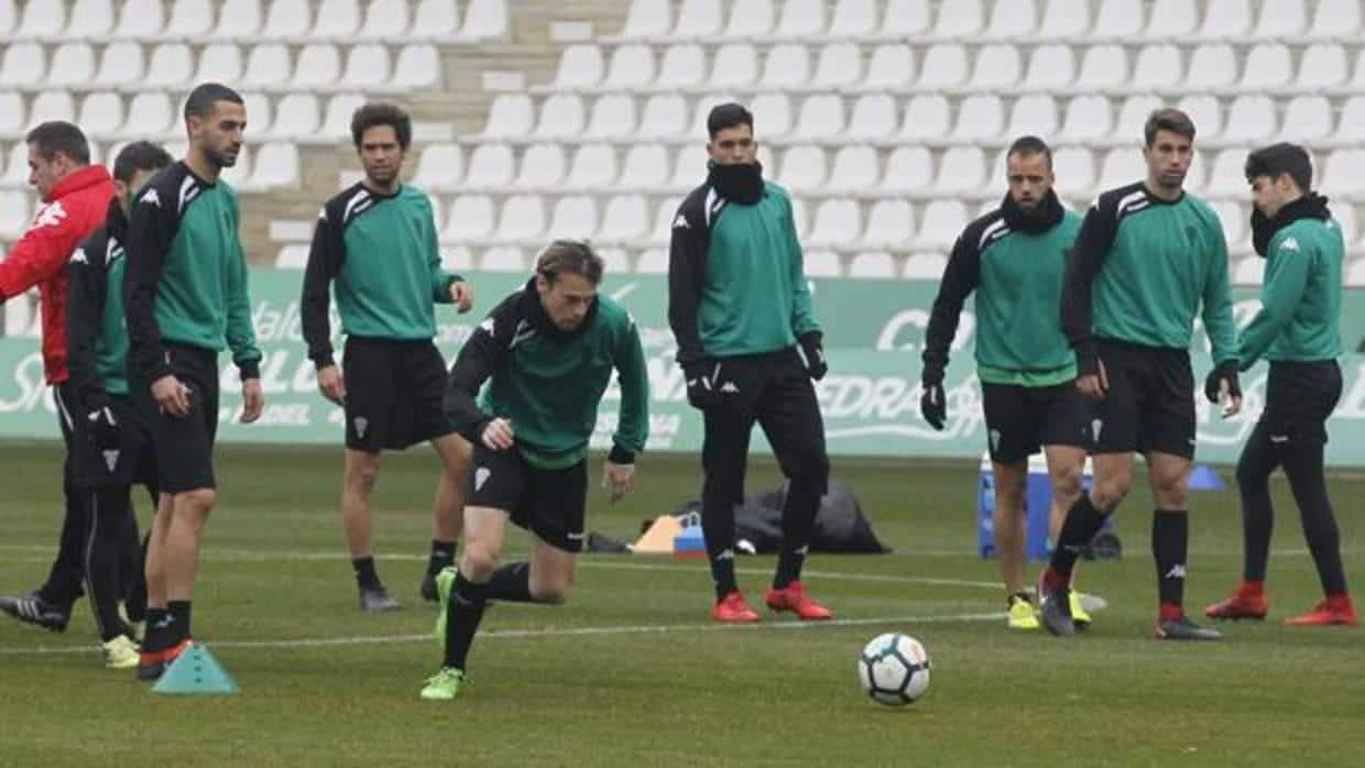Javi Lara corre a por el balón en un entrenamiento del Córdoba CF en el estadio