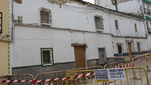 Dos viviendas abandonadas en Montilla se derrumban