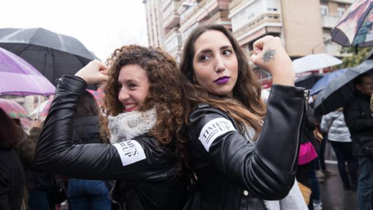 Dos de las participantes en la concentración feminista de Córdoba del 8-M