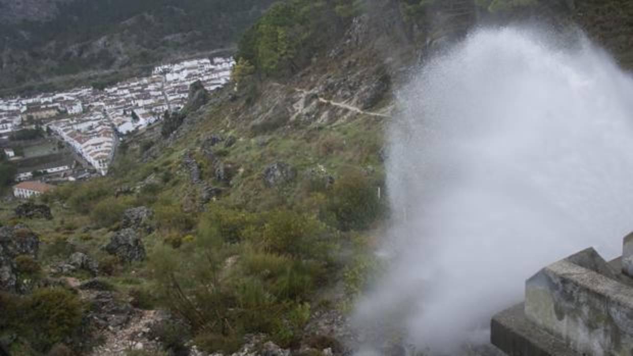 El pantano, con el pueblo al fondo, está desaguando a sólo diez centímetros de rebosar