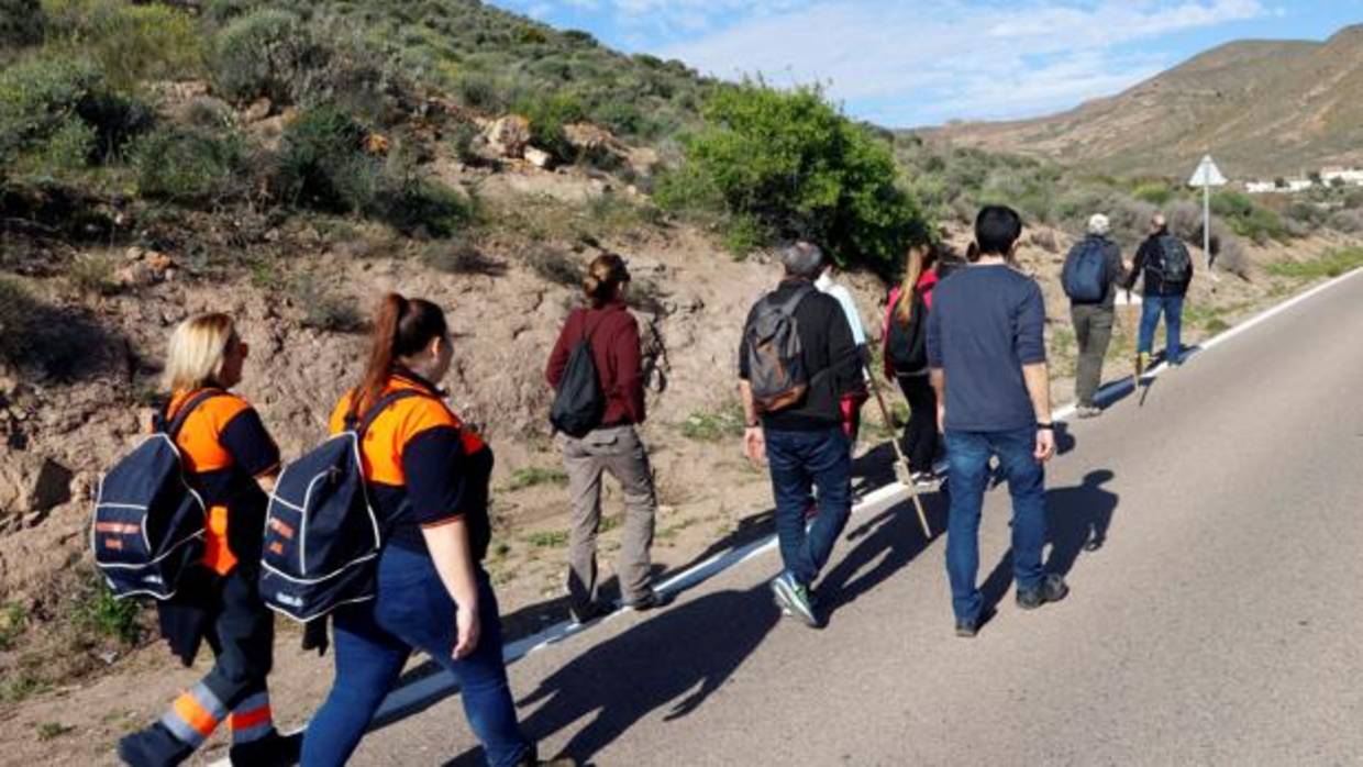 Los voluntarios rastrean la zona delimitada en la búsqueda