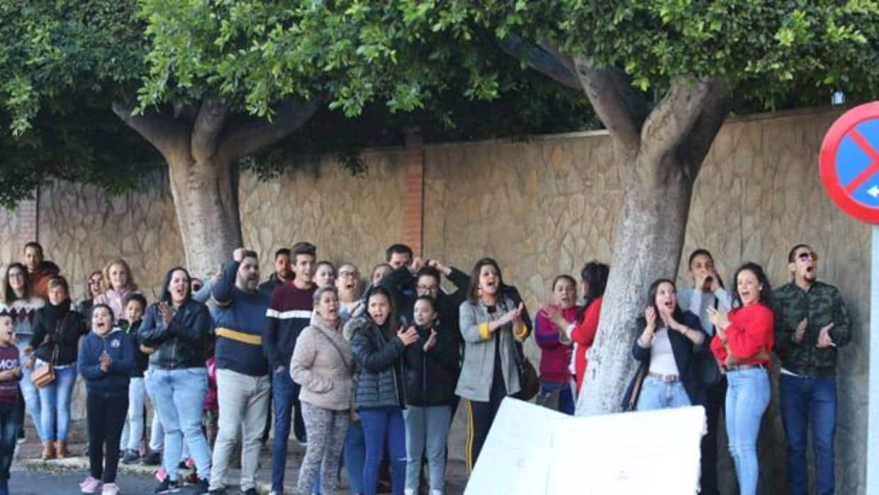 Personas concentradas ante la Comandancia de la Guardia Civil de Almería
