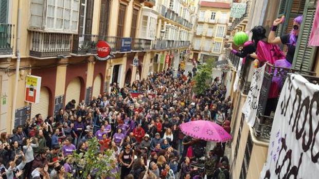 Tambores y saltimbanquis para que no se recupere el palacio «okupa» de Málaga