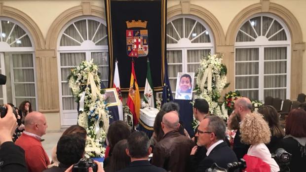 Silencio y dolor en la capilla ardiente del pequeño Gabriel en la Diputación de Almería