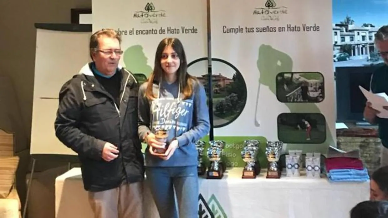 Lourdes Cámara recibe el trofeo de ganadora en Hato Verde