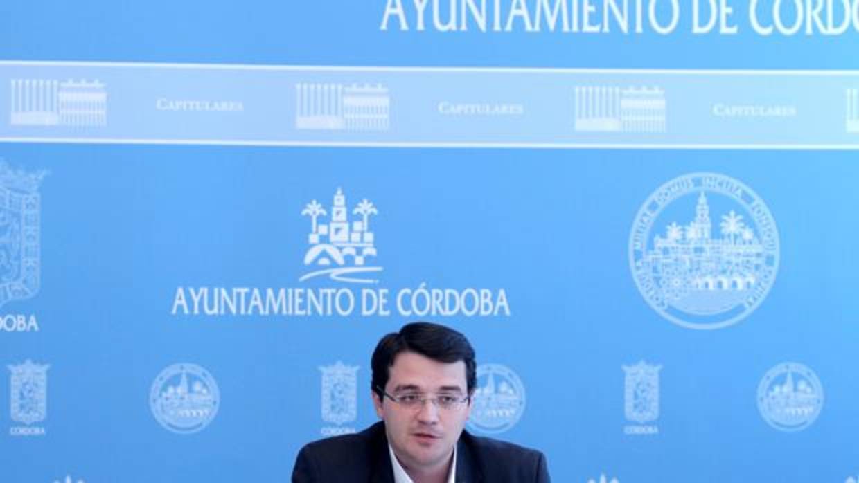 Andrés Lorite, Adolfo Molina y José María Bellido en la sede del PP