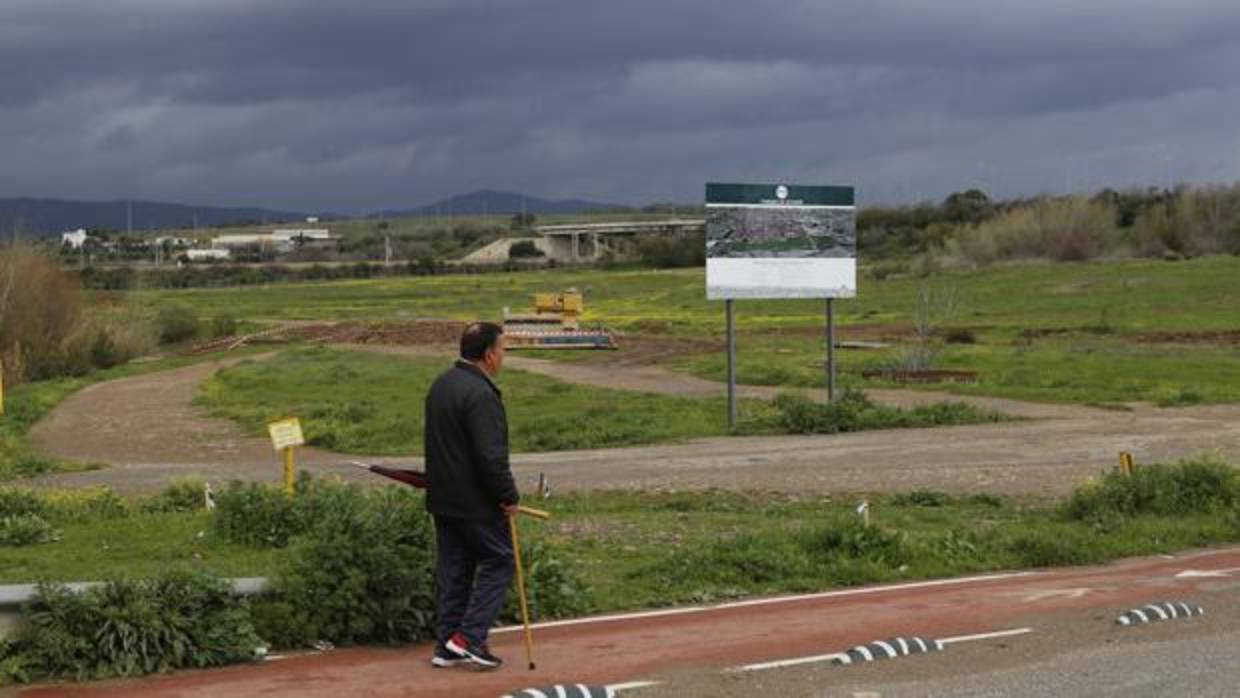 Un hombre se pasea por las obras del futuro Parque de Levante