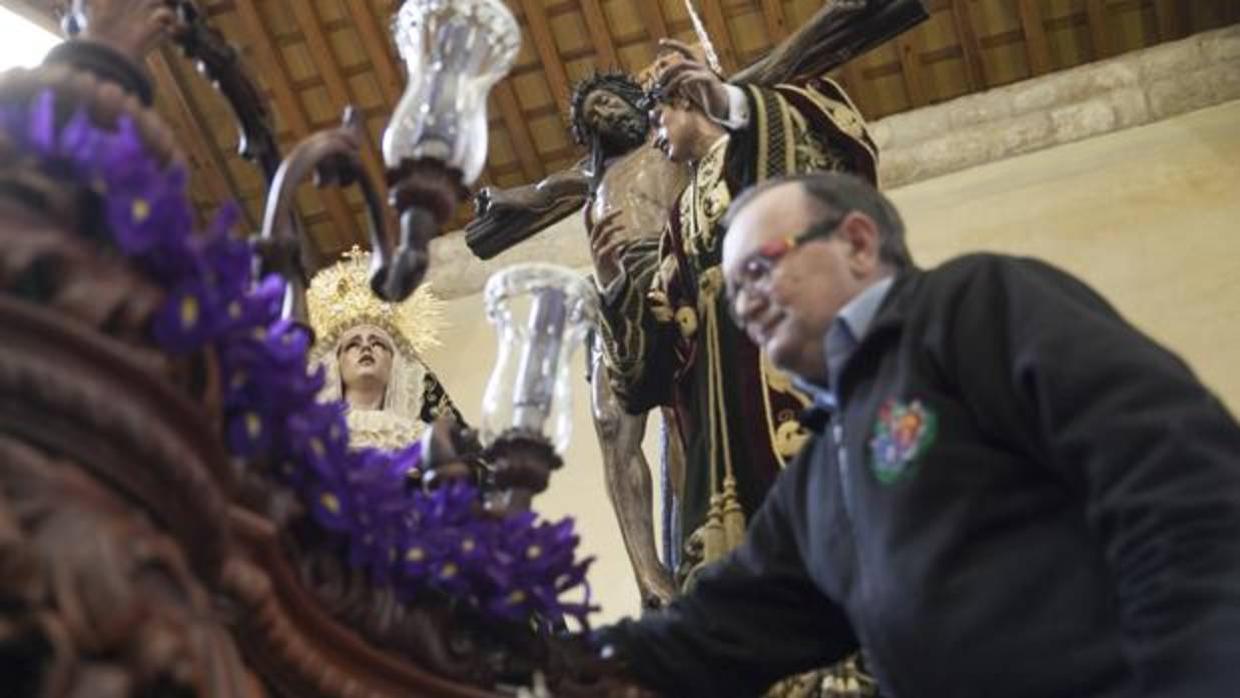 Prepativos florales de la hermandad de las Penas de Santiago